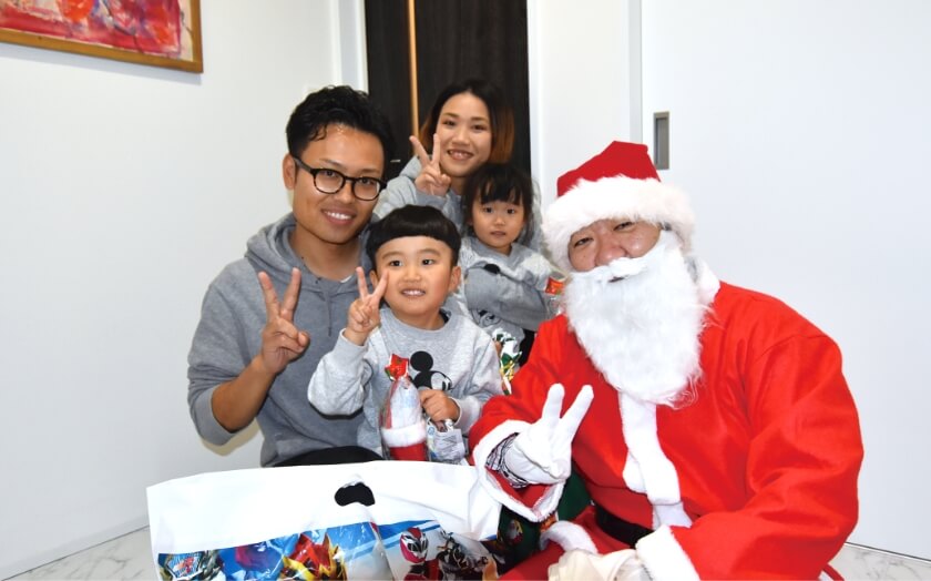 森住建のクリスマスイベントを楽しむご家族の写真