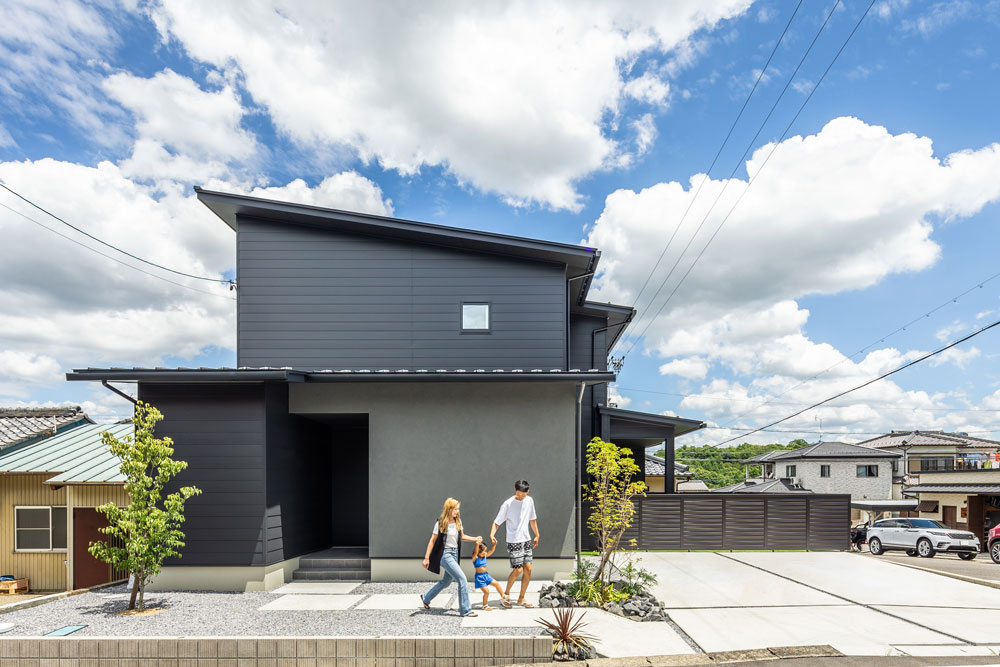 暮らしの真ん中にキッチンを。機能的なモノトーン住宅