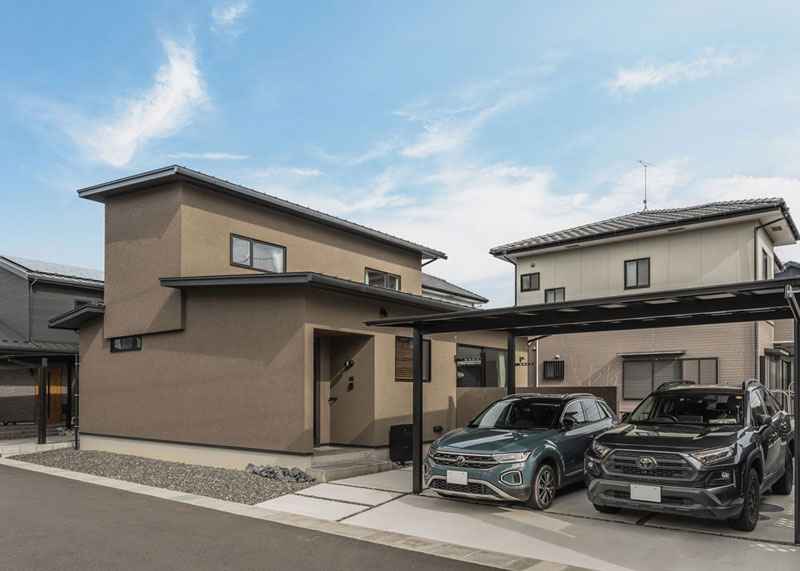 ラワン天井が彩るLDK。美しさと機能性を両立したキッチン中心の住まい