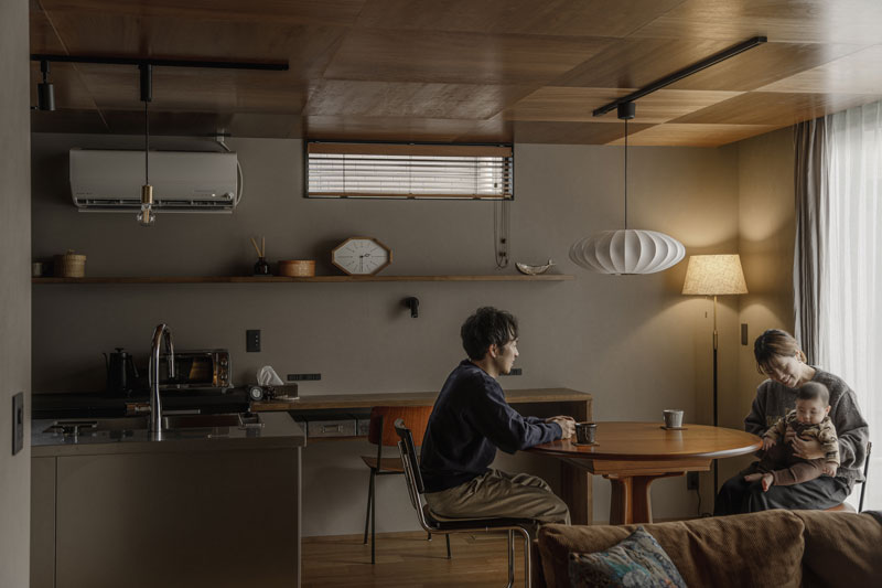 ラワン合板の天井と、落ち着いた照明計画