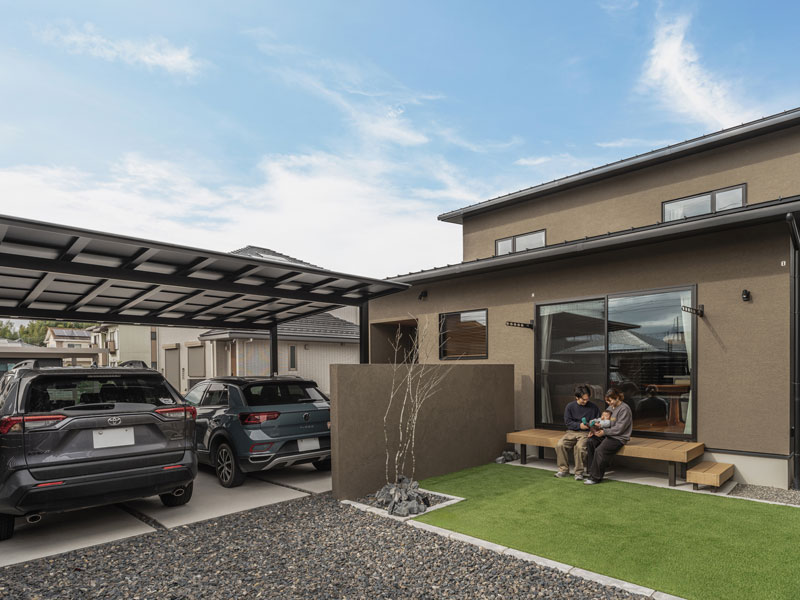 大きな窓とつながる庭