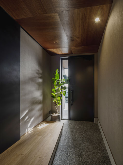 植栽が映える玄関