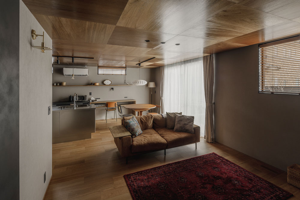 ラワン天井が彩るLDK。美しさと機能性を両立したキッチン中心の住まい